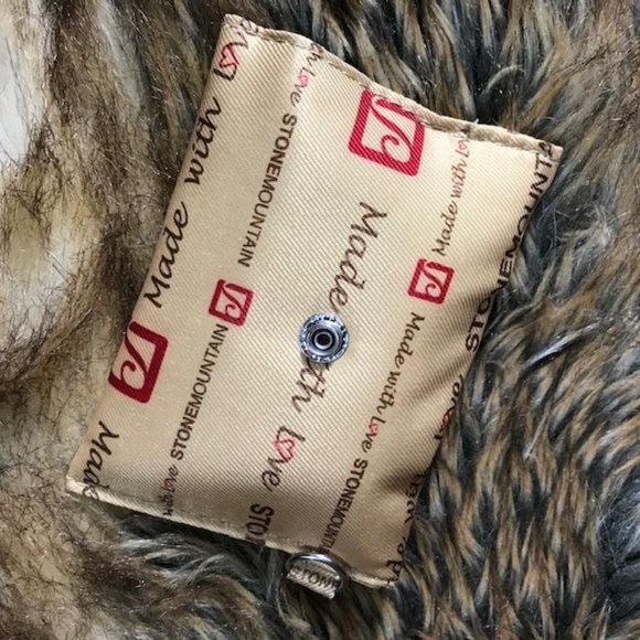 Stone Mountain Caramel Genuine Leather Tote w/Portable USB Charge Bank & Cords - Picture 10 of 13